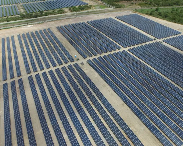 Parque solar fotovoltaico construido por Genera, con filas de paneles vistas desde altura