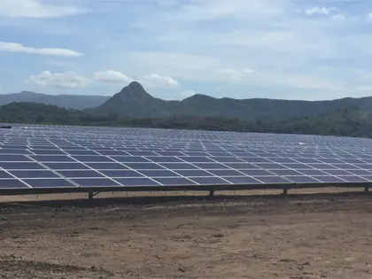 Instalación solar aislada con estructura en suelo, obra ejecutada en Barcelona