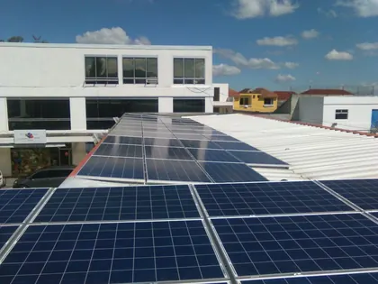 Paneles solares instalados en el techo de Don Arturo, San Cristóbal