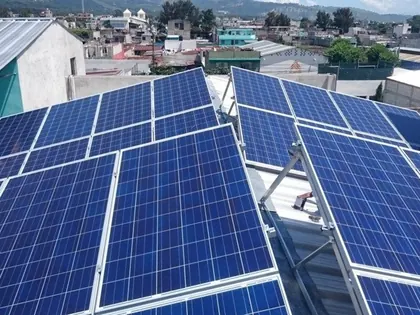 Instalación fotovoltaica en azotea urbana de Comercial El Ángel S.A.