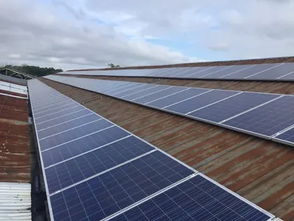 Paneles solares sobre la cubierta de la planta de Gibor S.A. en Petén