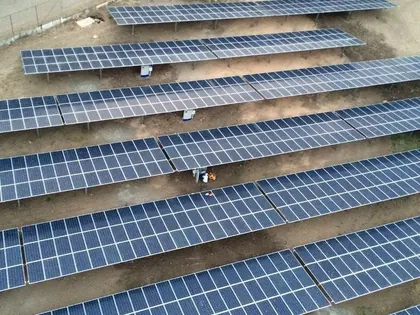 Paneles solares instalados sobre cubierta industrial de MANGO S.A. en Nicaragua
