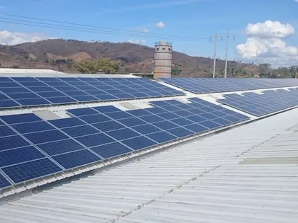 Instalación fotovoltaica sobre cubierta metálica en Natural Wood's Design