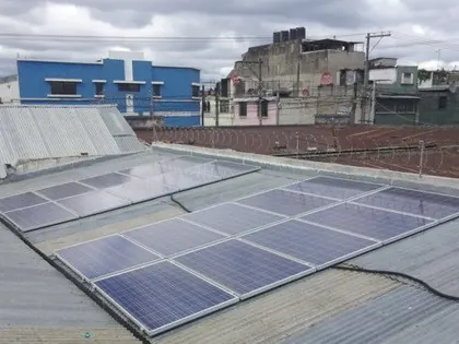 Instalación fotovoltaica sobre edificio de oficinas en la zona 1 de Guatemala