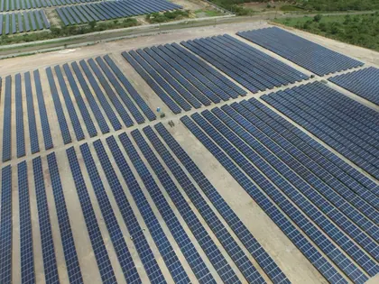 Planta solar Pacific Solar Energy de 54 MWac en Nacaome, Honduras, filas de paneles vistas desde altura