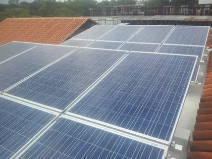 Paneles solares sobre vivienda en la zona 2 de Guatemala